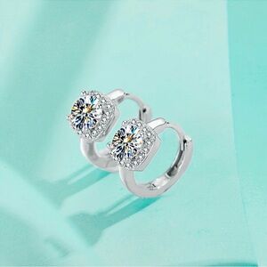 NWT ❤️ Silver Sparkling Moissanite Stud Earrings ❤️